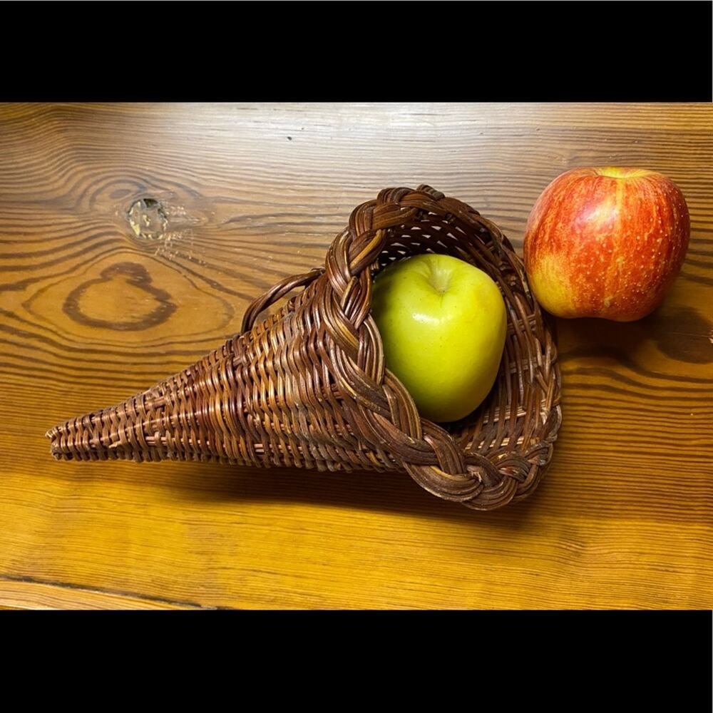 Small‎ Brown Wicker Cornucopia Table Centerpiece